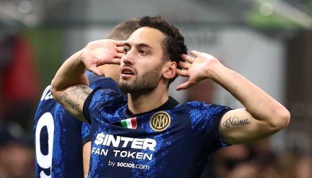 large-milan-ac-les-supporters-repondent-a-la-provocation-de-calhanoglu-311a9